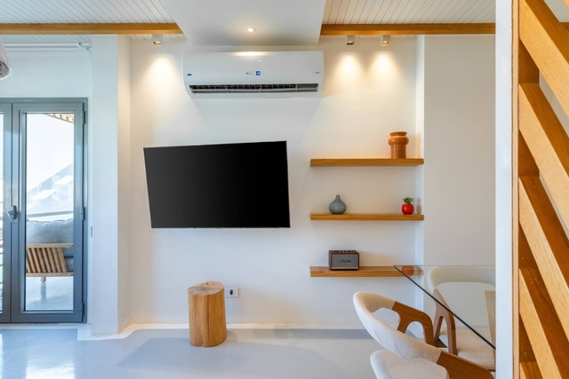 Luxurious Lagoon Serenity