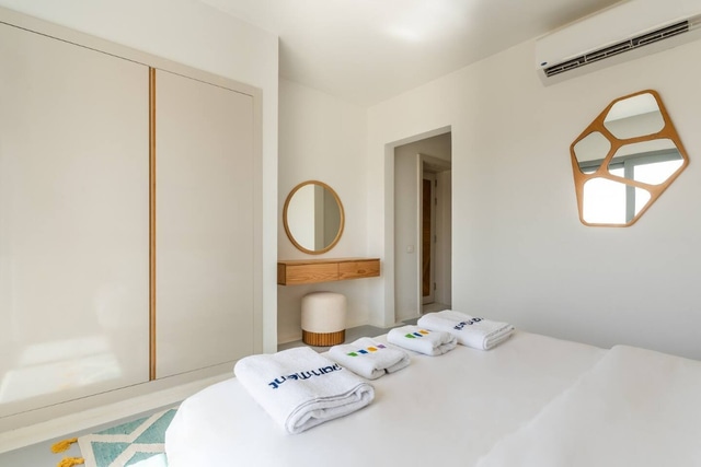 Luxurious Lagoon Serenity