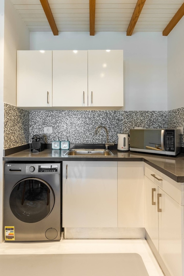 Luxurious Lagoon Serenity