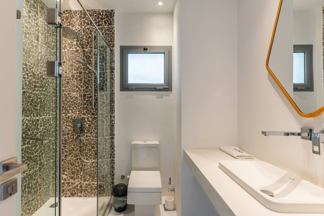 Luxurious Lagoon Serenity