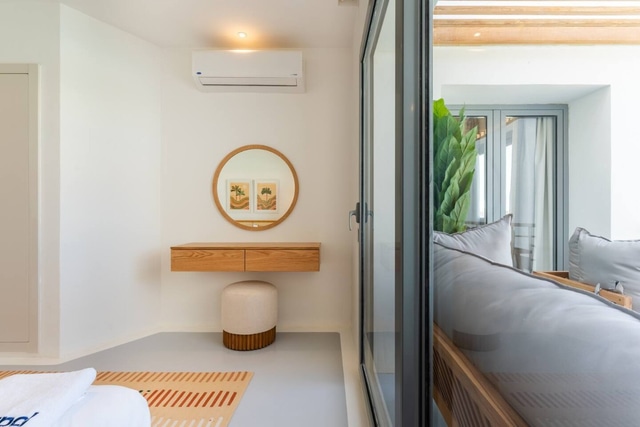 Luxurious Lagoon Serenity