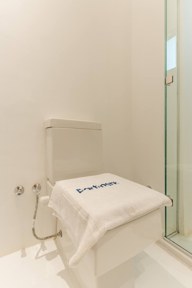 Luxurious Lagoon Serenity