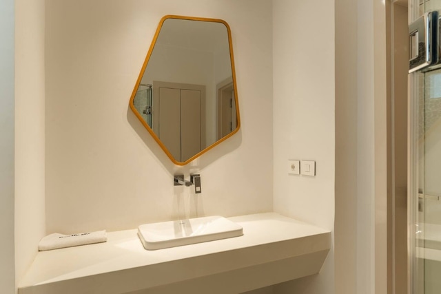 Luxurious Lagoon Serenity