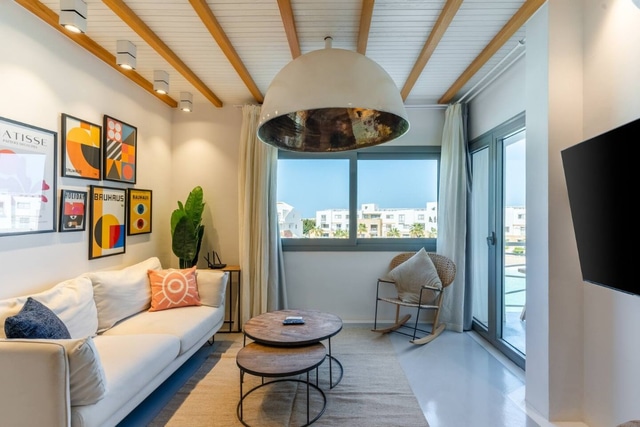 Luxurious Lagoon Serenity