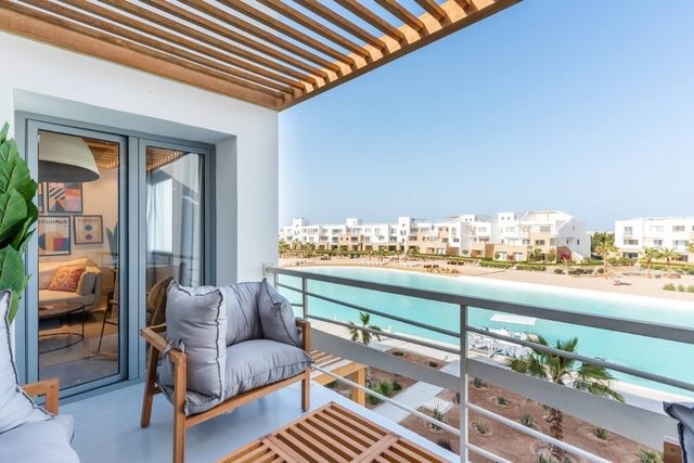 Luxurious Lagoon Serenity