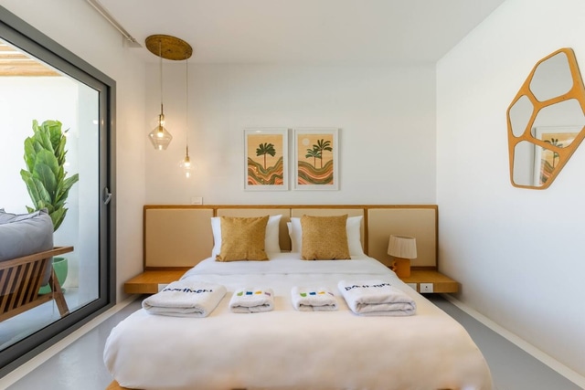 Luxurious Lagoon Serenity