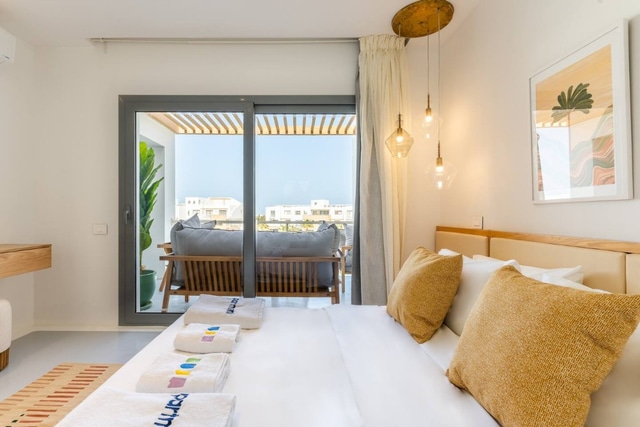 Luxurious Lagoon Serenity