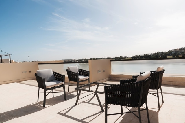 Spacious Lagoon View Villa At Joubal